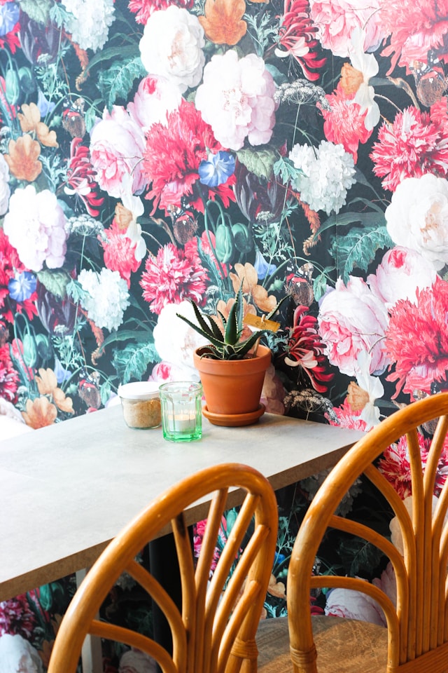 Wildflower Wallpaper vs Individual Floral Decals: Coverage, Flexibility, and Installation
