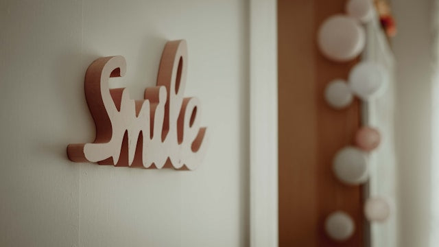 Personalized Wooden and Acrylic Name Signs: Choosing Size, Shape, Material, and Mounting Location