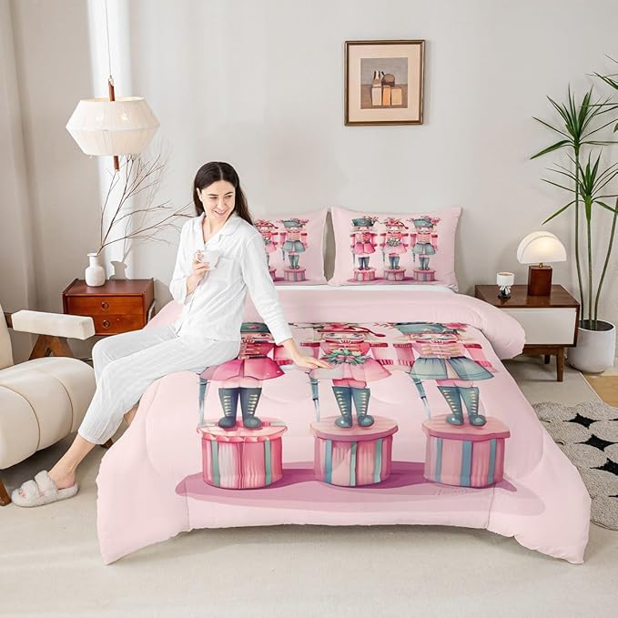 Feelyou Christmas Decor Nutcrackers Kids Comforter Set Toddler Size Pink Christmas Bedding Set Funny Nutcracker Duvet Quilt for Kids Boys Girls Bedroom Berries Printed Decor Kawaii Soft Breathable